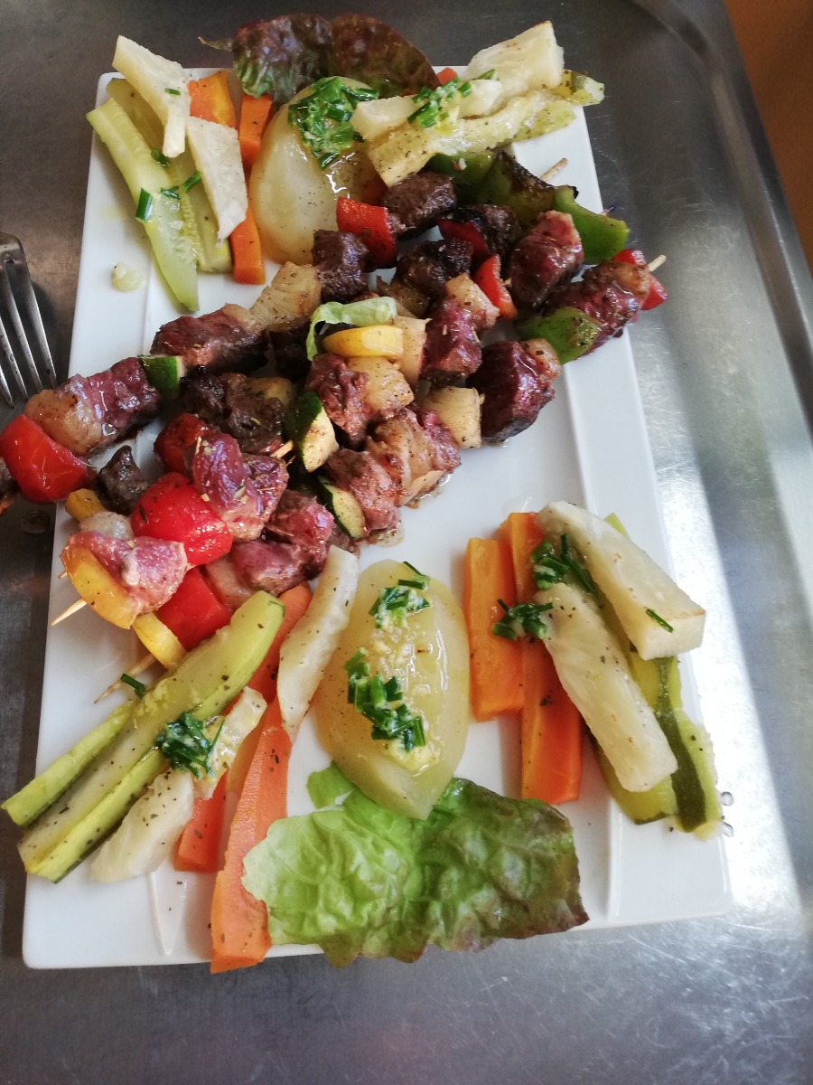 Le Bois de l'Ange : Brochettes de canard maison et légumes vapeur du potager