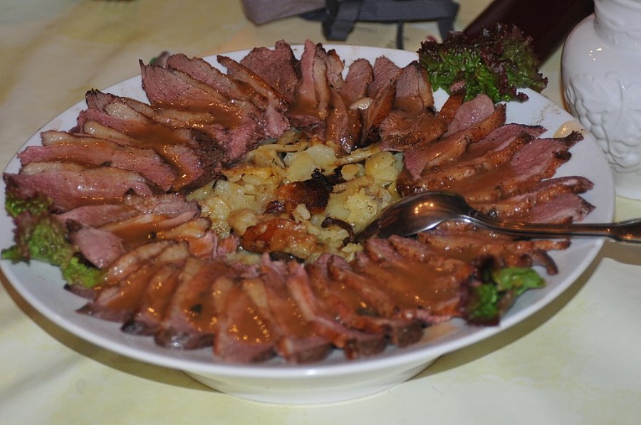 Le bois de l'Ange : Pomme de terre sarladaise et magret de canard sauce Périgueux aux truffes