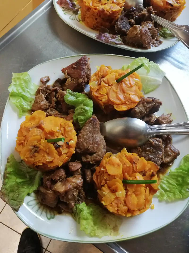 Le Bois de l'Ange : Sauté de veau de lait issu de notre ferme avec carottes braisées du potager